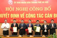 Lãnh đạo UBND Thành phố trao Quyết định và tặng hoa cho các cán bộ được bổ nhiệm