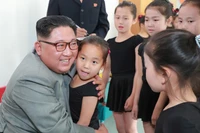 Ông Kim Jong-un trong lần đến thăm Cung Học sinh Thiếu nhi Paeumui Chollikil.