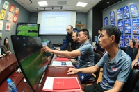 Các trọng tài bóng đá Việt Nam tìm hiểu về công nghệ VAR
