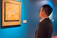 Giám tuyển Ace Lê trao đổi với VietTimes về triển lãm "Hồn xưa bến lạ" đang trưng bày 56 tranh Đông Dương. Ảnh: Hòa Bình