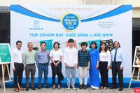 Ban tổ chức và Ban giám khảo chụp ảnh với các tác giả đoạt giải