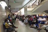 Bệnh nhân đi khám bệnh tại Bệnh viện Bạch Mai (Hà Nội) (ảnh Thanh Hằng)