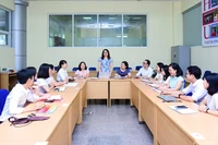 PGS.TS. Thầy thuốc Ưu tú Kim Bảo Giang (người đứng) với các học trò của mình trong một giờ giảng