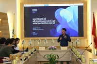 Ông Lê Nguyễn Trường Giang - Viện trưởng Viện chiến lược chuyển đổi số trình bày chiến lược “Chuyển đổi số để hình thành năng lực kiến tạo trường học số”