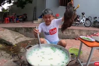 Clip nấu cháo gà nguyên lông của Hưng Vlog vấp phải nhiều chỉ trích. Ảnh chụp màn hình.