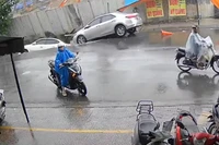 Clip: Khoảnh khắc camera nhà dân ghi cảnh hố tử thần nuốt 2 ô tô ở Đà Nẵng