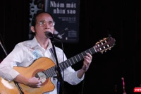 Nhạc sĩ Hà Chương hát trong buổi ra mắt cuốn sách "Nhắm mắt nhìn sao" tối 12/7 (Ảnh: Hòa Bình) 