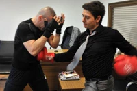 Người đàn ông cho phép người lạ đấm mình để nhận được tiền (Ảnh: OC)