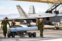 Máy bay chiến đấu Mỹ F/A-18 Hornet được lắp đạn rocket Zuni-127 mm.