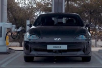Robot sạc EV của Hyundai sạc cho xe IONIQ 6. Ảnh Hyundai