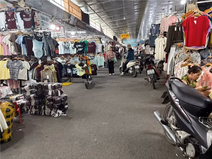 Sau thời gian đồng loạt đóng cửa, “thủ phủ thời trang” Ninh Hiệp bây giờ ra sao? ảnh 2