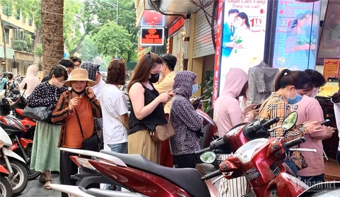 Cửa hàng ngừng bán, dân mua vàng 'sang tay' ngoài đường tấp nập như mua rau ảnh 1