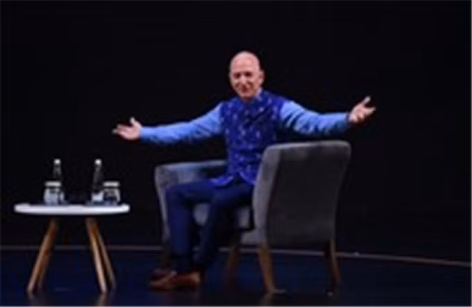 Jeff Bezos giành lại vị trí người giàu nhất hành tinh từ tay đối thủ Elon Musk ảnh 2