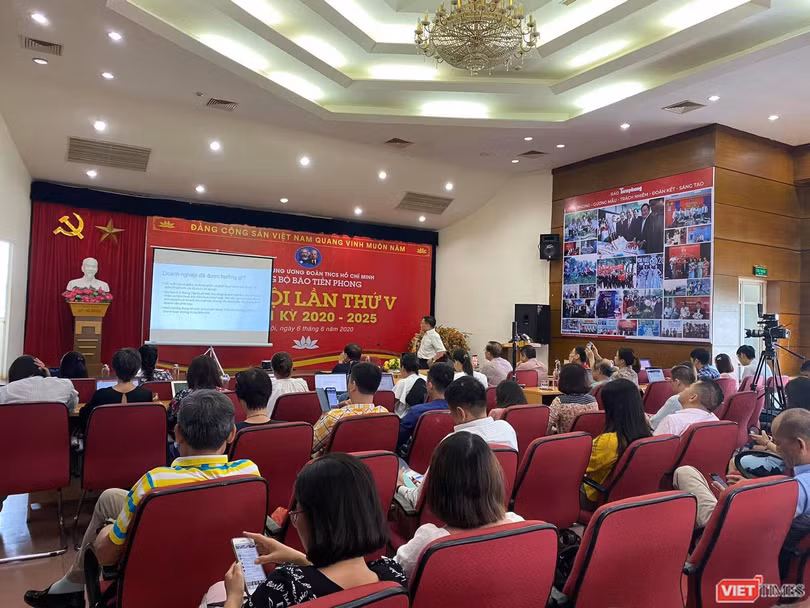 Toàn cảnh buổi sinh hoạt của CLB Cafe Số sáng 9/6. Ảnh HB