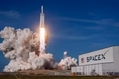 Để có hợp đồng phóng vệ tinh trị giá 1,6 tỷ USD, SpaceX đã chấp nhận điều kiện "phi Trung Quốc hóa" nhân sự và thiết bị tại các cơ sở sản xuất... Ảnh: Creaders.