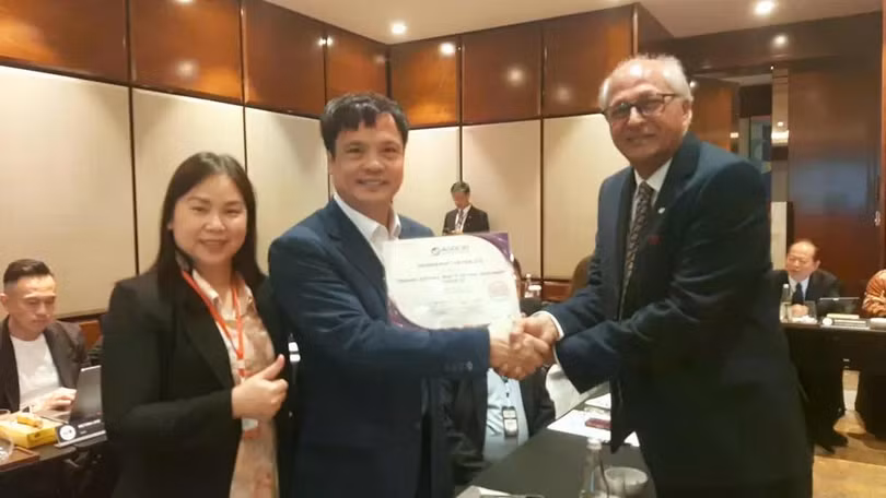 Ông Nguyễn Văn Khoa nhận chứng nhận Phó Chủ tịch ASOCIO nhiệm kỳ 2027-2028 tại Jakarta, Indonesia. Ảnh: VINASA.