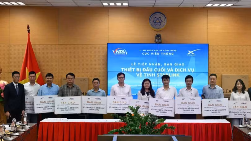 Lãnh đạo Cục Viễn thông và Starlink Services Việt Nam trao tặng tượng trưng thiết bị Starlink cho đại diện các tỉnh, thành phố. Ảnh: Bộ KHCN.