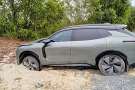 Nhiều mẫu SUV đô thị sở hữu ngoại hình hầm hố nhưng vẫn dễ sa lầy trên cát mềm do cấu hình vận hành không tối ưu cho off-road. Ảnh: Ho Sy Quang.