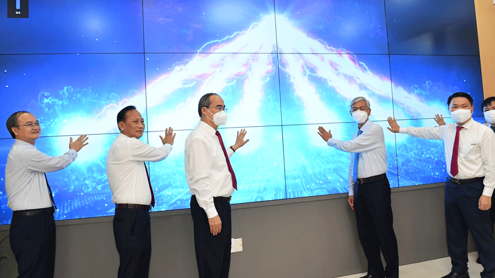 Lãnh đạo TP.HCM cùng nhấn nút khai trương Trung tâm điều hành thông minh huyện Bình Chánh