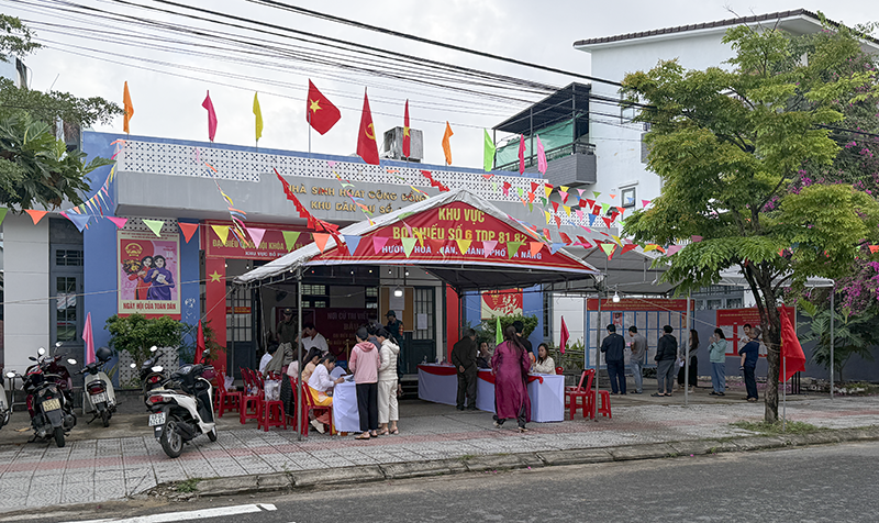 Cử tri có mặt rất sớm tại khu vực bỏ phiếu số 6, phường Hoà Xuân, TP Đà Nẵng.