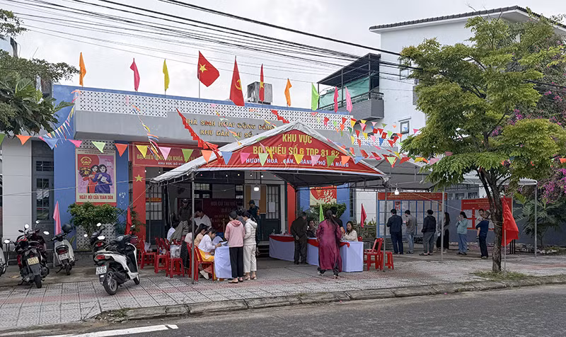 Cử tri có mặt rất sớm tại khu vực bỏ phiếu số 6, phường Hoà Xuân, TP Đà Nẵng.