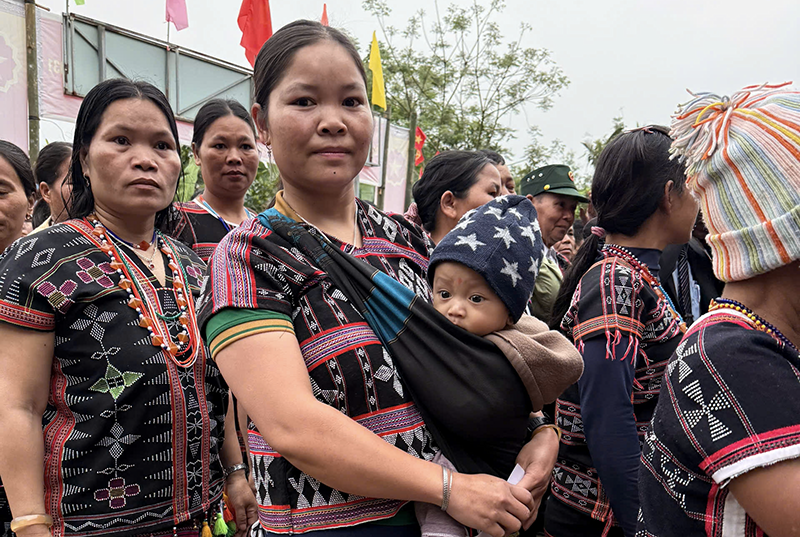 Người dân đến điểm bỏ phiếu từ rất sớm để thực hiện quyền và nghĩa vụ công dân của mình.