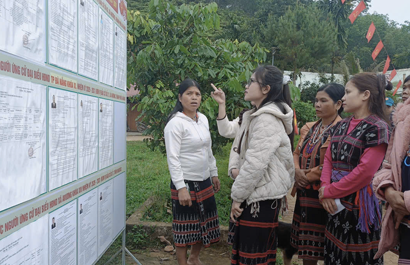 Cử tri xem thông tin ứng viên để lựa chọn người đủ đức tài trước khi bỏ phiếu.