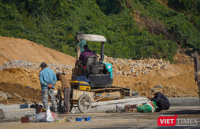 Với khối lượng còn lại 2%, lực lượng công nhân trên công trường đang gấp rút hoàn thành.