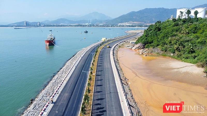 Đặc biệt, cảng sẽ gắn kết với Khu Thương mại Tự do (FTZ) Đà Nẵng với vai trò là "mắt xích" quan trọng của FTZ đầu tiên tại Việt Nam (gắn với cảng và sân bay quốc tế Đà Nẵng); góp phần hỗ trợ mục tiêu GRDP tăng trưởng 2 con số giai đoạn 2026-2030.