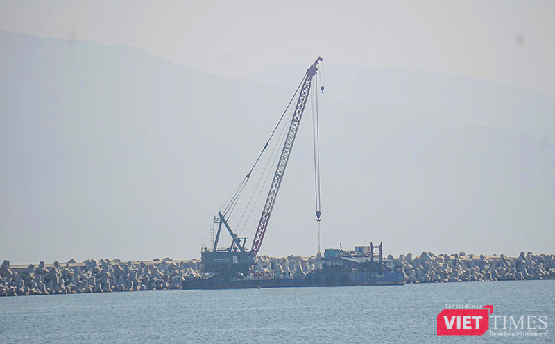 Bên cạnh đó, Cảng biển Liên Chiểu cũng sẽ góp phần thu hút đầu tư FDI mạnh mẽ vào logistics, sản xuất công nghệ cao, trung chuyển hàng hóa quốc tế; đồng thời tạo nên hệ sinh thái: khu công nghiệp (Hòa Khánh, Hòa Cầm), trung tâm logistics, góp phần biến quận Liên Chiểu thành "đầu tàu kinh tế" miền Trung.