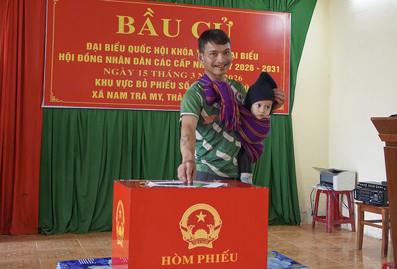 Cư tri địu con đi bỏ phiếu lựa chọn đại biểu