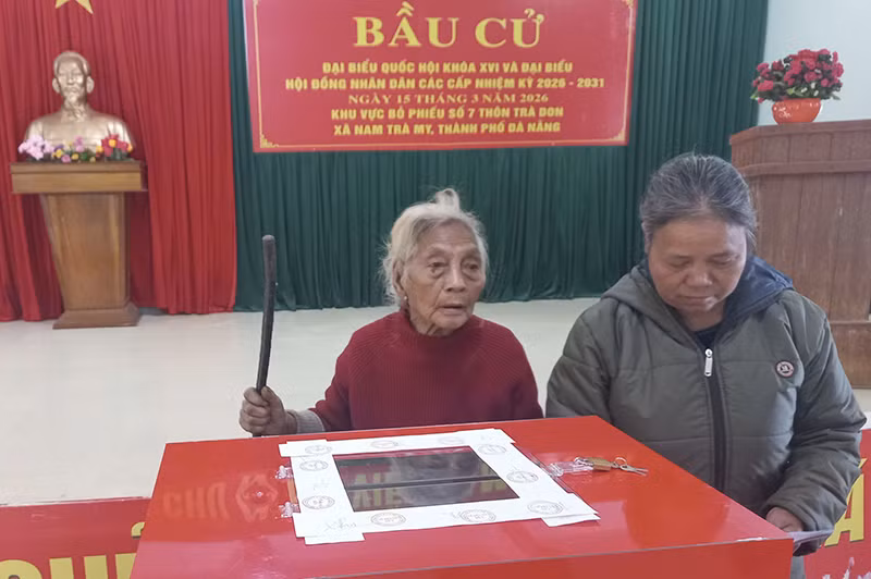 Cử tri Hồ Thị Lúi (106 tuổi) bỏ phiếu tại khu vực bỏ phiếu số 7, thôn Trà Dơn, xã Nam Trà My, TP Đà Nẵng