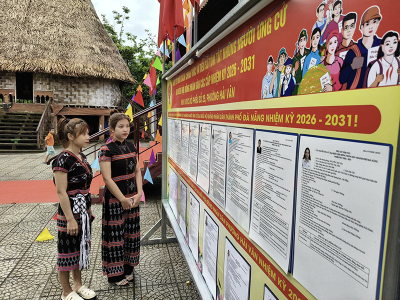 Cử tri trẻ Bùi Thị Thúy Vi (19 tuổi), dân tộc Cơ Tu, háo hức lần đầu tham gia bỏ phiếu tại khu vực bỏ phiếu số 25, phường Hải Vân, TP Đà Nẵng.