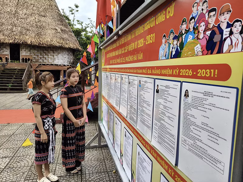 Cử tri trẻ Bùi Thị Thúy Vi (19 tuổi), dân tộc Cơ Tu, háo hức lần đầu tham gia bỏ phiếu tại khu vực bỏ phiếu số 25, phường Hải Vân, TP Đà Nẵng.