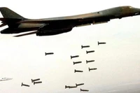 Máy bay ném bom B-1B của Không quân Mỹ đang thả bom. Ảnh: MW.