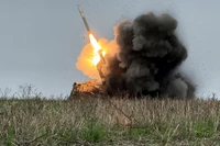 Binh sĩ Ukraine bắn hệ thống tên lửa phóng loạt (MLRS) về phía quân đội Nga, trong bối cảnh Nga tấn công Ukraine, gần thị trấn tiền tuyến Pokrovsk thuộc vùng Donetsk, Ukraine ngày 9/12/2025. Ảnh: Reuters.