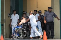 Một người bị thương di chuyển trên xe lăn tại Bệnh viện Quốc gia Galle sau vụ tấn công bằng tàu ngầm vào một tàu của Iran ngoài khơi Sri Lanka, tại Galle, Sri Lanka ngày 4/3. Ảnh: Reuters.