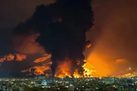Khói và lửa bốc lên tại hiện trường vụ không kích vào một kho chứa dầu ở Tehran, thủ đô của Iran ngày 7/3. Ảnh: TNS.