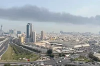 Khói đen dày đặc bốc lên tại căn cứ hải quân Mỹ ở Bahrain khi giới chức báo cáo máy bay không người lái và mảnh vỡ tên lửa đã tấn công các khu dân cư ở Manama và một thành phố khác. Ảnh: Reuters.