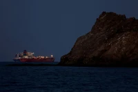 Tàu chở dầu Callisto đang neo đậu tại Muscat, Oman, ngày 10/3, trong bối cảnh giao thông giảm mạnh ở eo biển Hormuz do xung đột giữa Mỹ và Israel với Iran. Ảnh: Reuters.