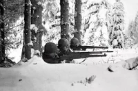 Ba binh sĩ Mỹ trong tuyết trong trận đánh Ardennes, Bỉ, Thế chiến II, tháng 1/1945. Ảnh: Getty.