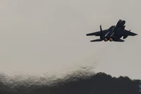 Một chiếc máy bay chiến đấu F-15 cất cánh từ căn cứ không quân RAF Lakenheath ở Mildenhall, Anh Quốc vào ngày 7/1. Ảnh: Getty.