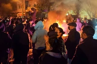 Người biểu tình đốt lửa ở Tehran, Iran vào ngày 8/1. Ảnh: Getty.