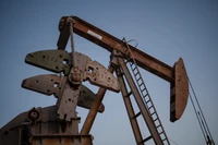 Một giàn bơm dầu đang hoạt động bên ngoài thành phố Midland, Texas, Mỹ ngày 11/6/2025. Ảnh: Reuters.