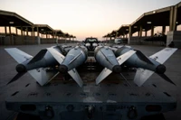 Các binh sĩ Không quân Mỹchuẩn bị tải bom GBU-31 lên máy bay F-15E Strike Eagle hôm 19/12 để hỗ trợ Chiến dịch "Hawkeye Strike" ở Syria. Ảnh: Reuters.