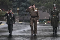 Tướng Muhammad Ali Al-Haddad (giữa), Tham mưu trưởng quân đội Libya, tại Trụ sở Bộ Tổng tham mưu ở Ankara, Thổ Nhĩ Kỳ vào ngày 23/12. Ảnh: Getty.