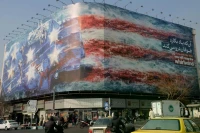 Một biểu ngữ khổng lồ được trưng bày tại Quảng trường Cách mạng mô tả vụ tấn công tên lửa vào tàu sân bay của Mỹ, được sơn màu cờ Mỹ vào ngày 26/1 tại Tehran, Iran. Ảnh: Newsweek.