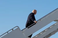 Tổng thống Mỹ Donald Trump lên chuyên cơ Không lực Một tại Sân bay Quốc tế Palm Beach ở West Palm Beach, Florida, Mỹ, ngày 1/3. Ảnh: Reuters.