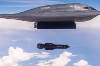 Máy bay B-2 Spirit thả bom GBU-57 trong quá trình thử nghiệm. Ảnh: MW.