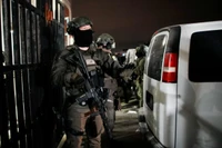 Các sĩ quan liên bang thuộc Bộ Tư pháp đứng gác bên ngoài Trung tâm Giam giữ Metropolitan ở Brooklyn, thành phố New York. Ảnh: Reuters.